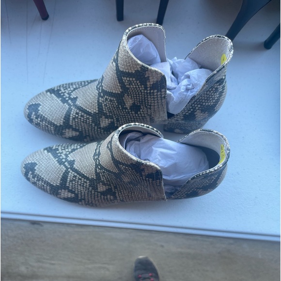 Tan/gray ladies ankle boots - Picture 2 of 2